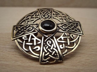 Brosche "Keltisches Kreuz" mit Onyx
