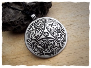 Gro&szlig;es keltisches Amulett mit Triskelion