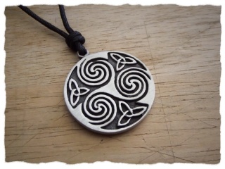 Keltisches Amulett "Triskel und Triquettas"