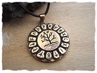 Amulett "Weltenbaum" mit Runen