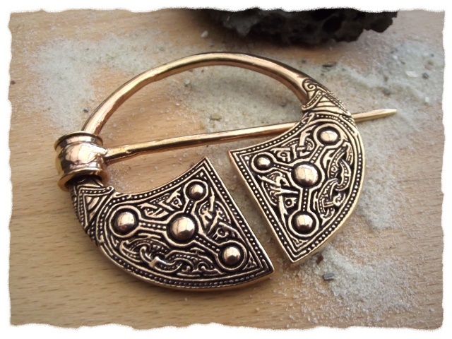 Украшения кельтов. Трискелион кельтский. Кельтские украшения. Кельтские браслеты женские. Кольцо в кельтском стиле.