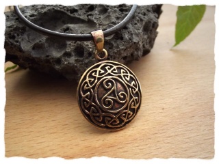 Amulett mit keltischer Triskele