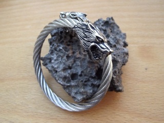 Armreif aus Edelstahl mit Wölfen