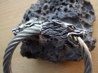 Armreif aus Edelstahl mit Wölfen