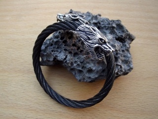 Schwarzer Armreif "Wolfskopf"
