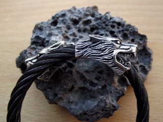 Schwarzer Armreif "Wolfskopf"