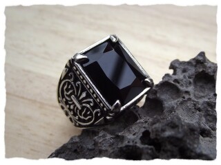 Ring aus Edelstahl mit schwarzem Stein US12/67