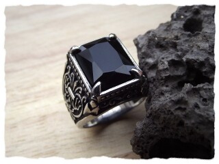 Ring aus Edelstahl mit schwarzem Stein US12/67