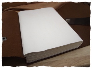 Lederbuch mit Wickeleinband