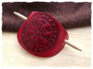 Haarspange "Vegvisir" mit Holzstift Rot