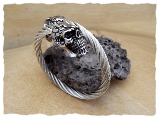 Flexibler Armreif mit Totenköpfen