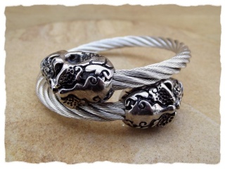 Flexibler Armreif mit Totenköpfen