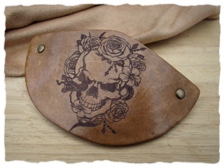 Haarspange "Totenkopf mit Rosen" aus Leder