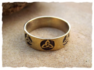 Keltischer Ring mit drei Triquettas