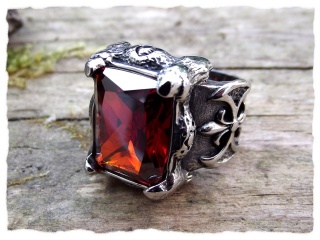 Ring aus Edelstahl mit rotem Stein
