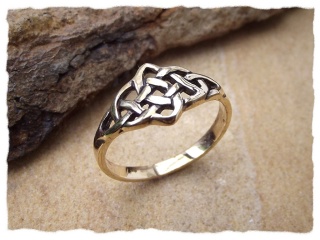Schmaler Ring mit keltischen Knoten
