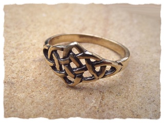 Schmaler Ring mit keltischen Knoten
