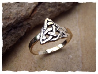 Schmaler Ring mit keltischer Triquetta