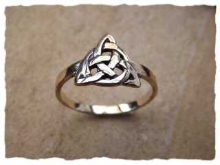 Schmaler Ring mit keltischer Triquetta