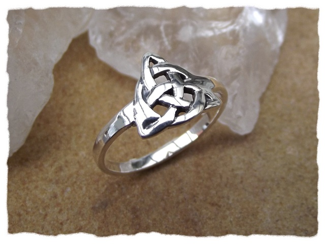 Ring mit keltischer Triquetra aus 925er-Silber