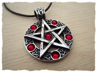 Edelstahlanhänger Pentagramm mit roten Steinen
