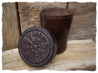 Würfelbecher "Vegvisir" mit Deckel