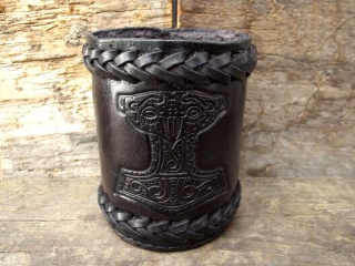 Schwarzer Würfelbecher mit Thors Hammer