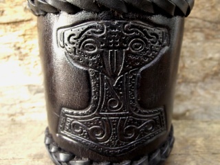 Schwarzer Würfelbecher mit Thors Hammer