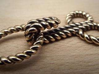 Gewandschließe "Kordel" aus Bronze