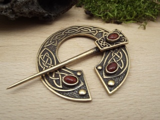 Keltische Bronzefibel mit rotem Jaspis