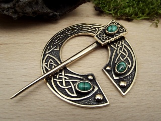 Bronze Fibel keltisch mit grünem Malachit