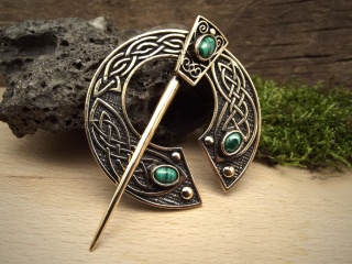 Bronze Fibel keltisch mit grünem Malachit