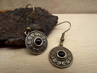 Bronzeohrhänger Spiralmuster mit schwarzem Onyx