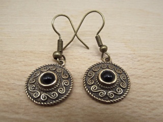 Bronzeohrhänger Spiralmuster mit schwarzem Onyx
