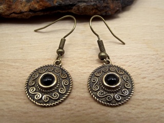 Bronzeohrhänger Spiralmuster mit schwarzem Onyx