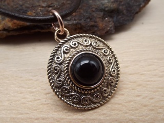 Bronzeanhänger Spiralmuster mit schwarzem Onyx