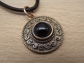 Bronzeanhänger Spiralmuster mit schwarzem Onyx