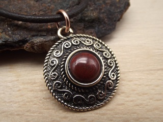 Bronzeanhänger Spiralen mit rotem Jaspis