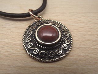 Bronzeanhänger Spiralen mit rotem Jaspis