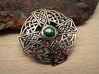 Brosche keltisches Kreuz mit grünem Malachit