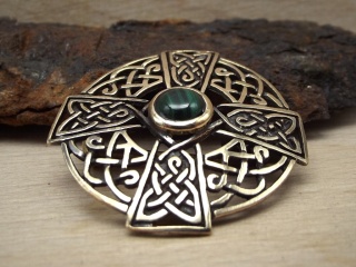 Brosche keltisches Kreuz mit grünem Malachit