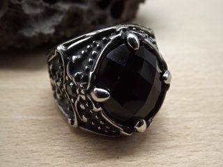 Breiter Edelstahlring mit schwarzem Stein