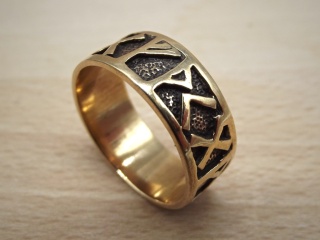 Wikingerring aus Bronze mit Runen