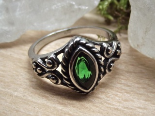 Edelstahlring mit grünem Stein