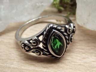 Edelstahlring mit grünem Stein