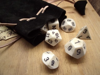 Tabletop Würfelset aus Knochen