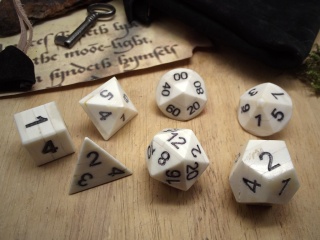 Tabletop Würfelset aus Knochen