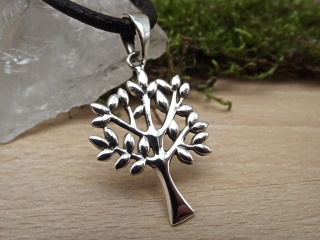 Kleiner Silberanhänger Baum