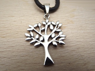 Kleiner Silberanhänger Baum